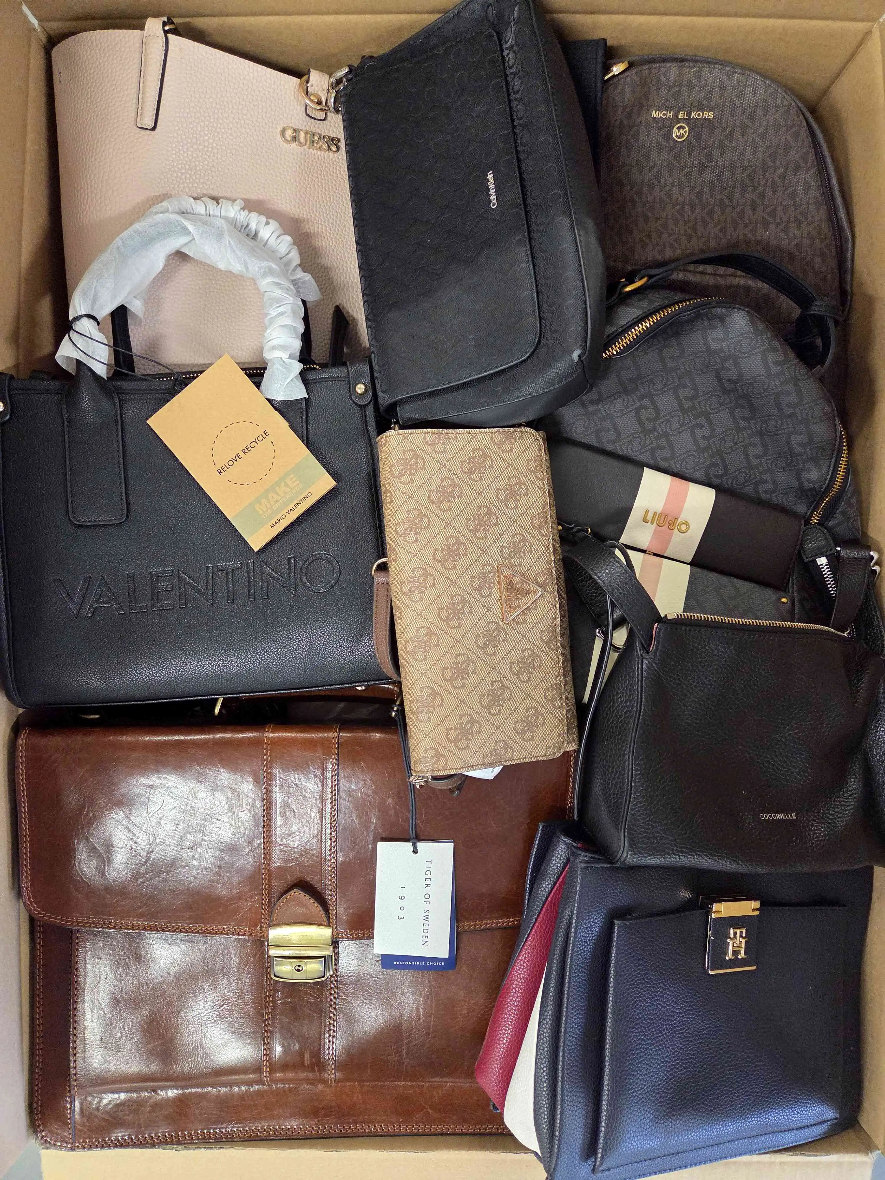 HC1535 3 The picture shows a package with accessories in the category HC.