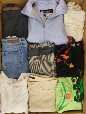 The photo shows a package with clothing in the category U.