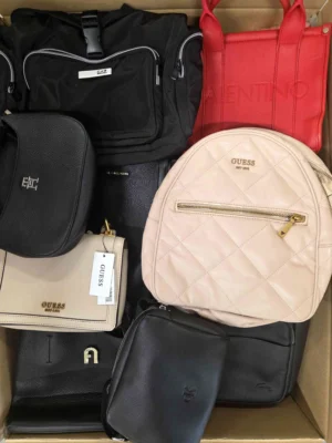 The picture shows a package with accessories in the category HC.