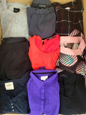 The photo shows a package with clothing in the category U.
