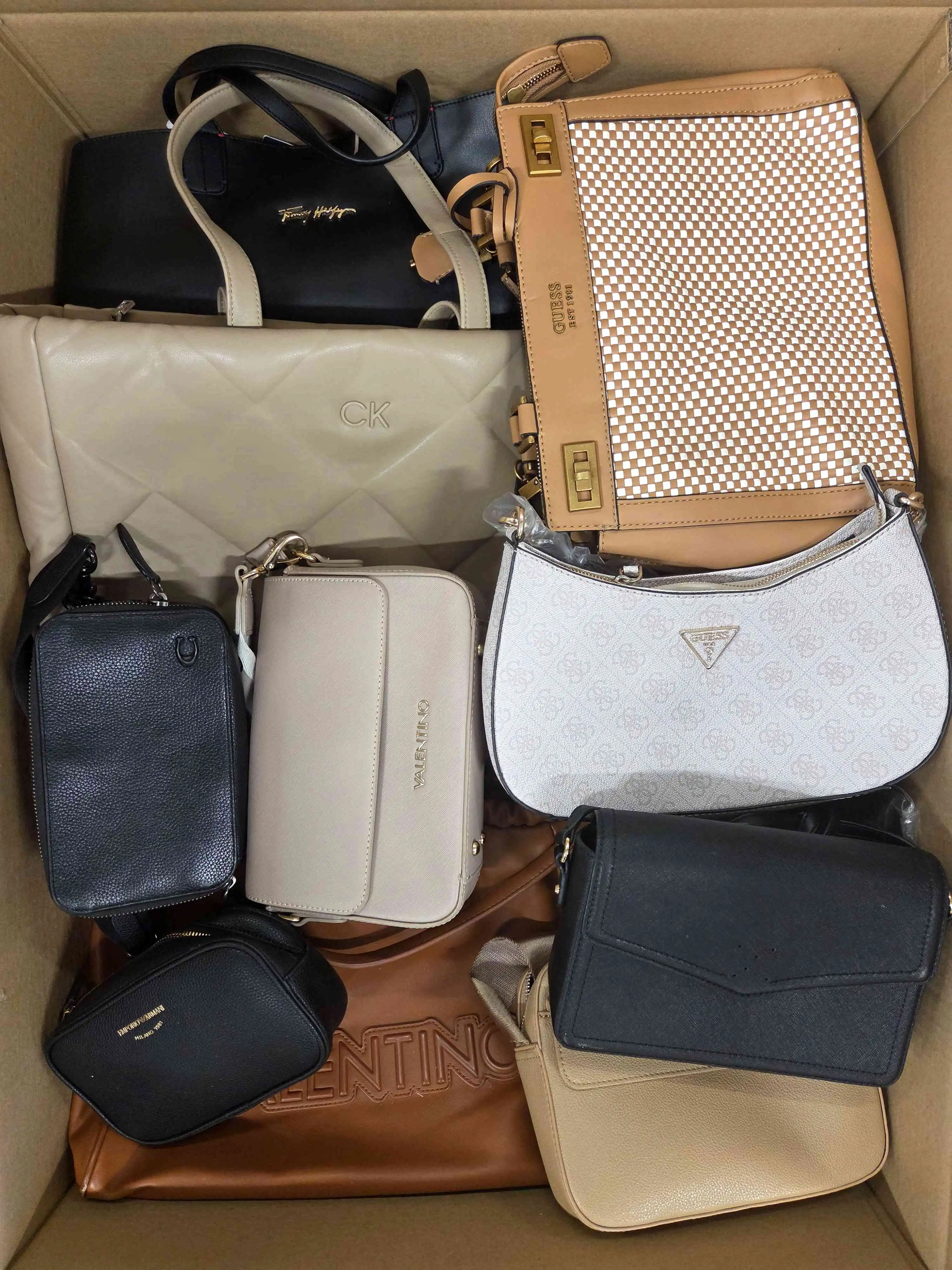 HC1540 3 The picture shows a package with accessories in the category HC.