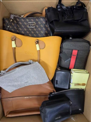 The picture shows a package with accessories in the category HC.