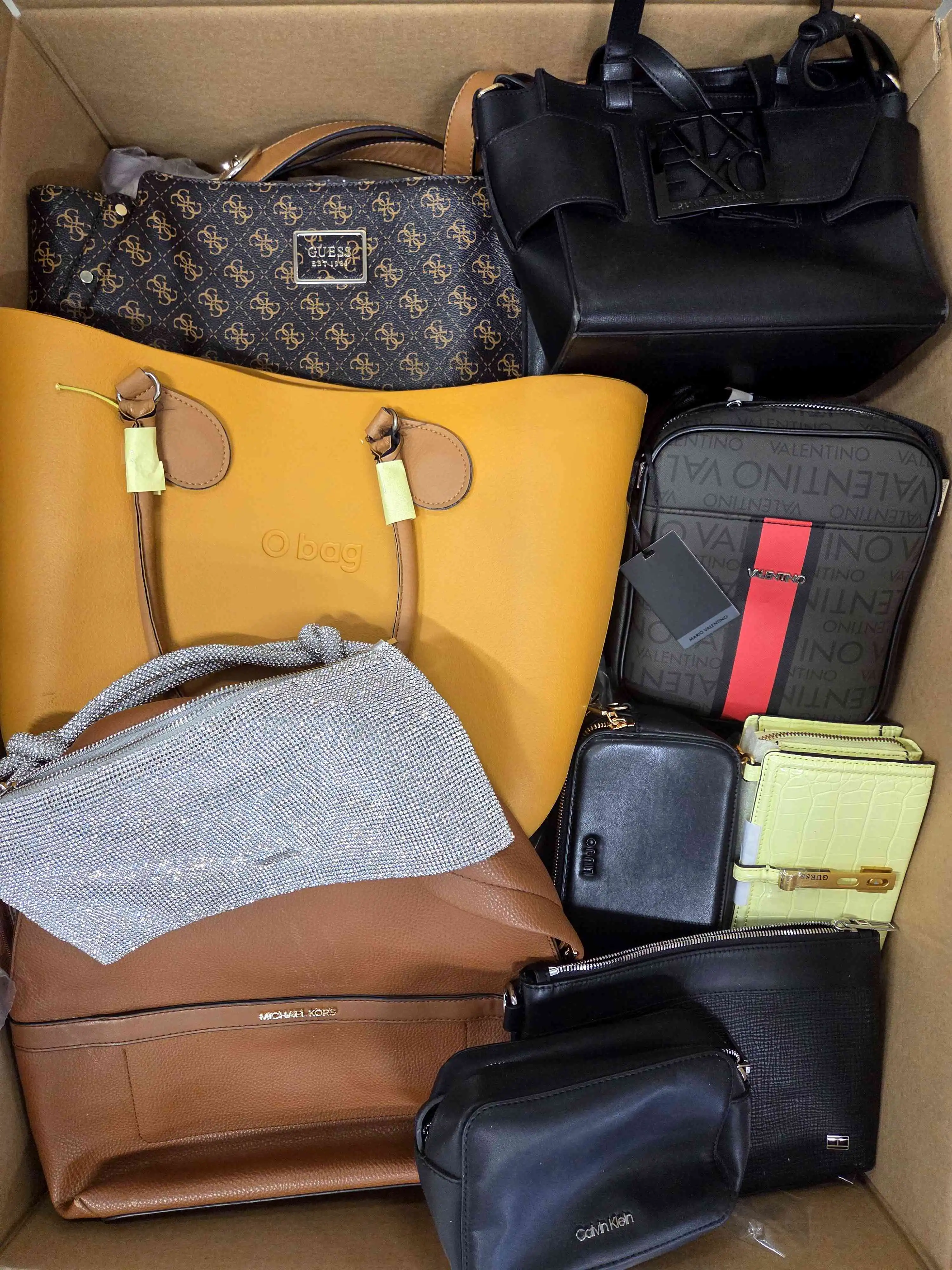 HC1543 3 The picture shows a package with accessories in the category HC.