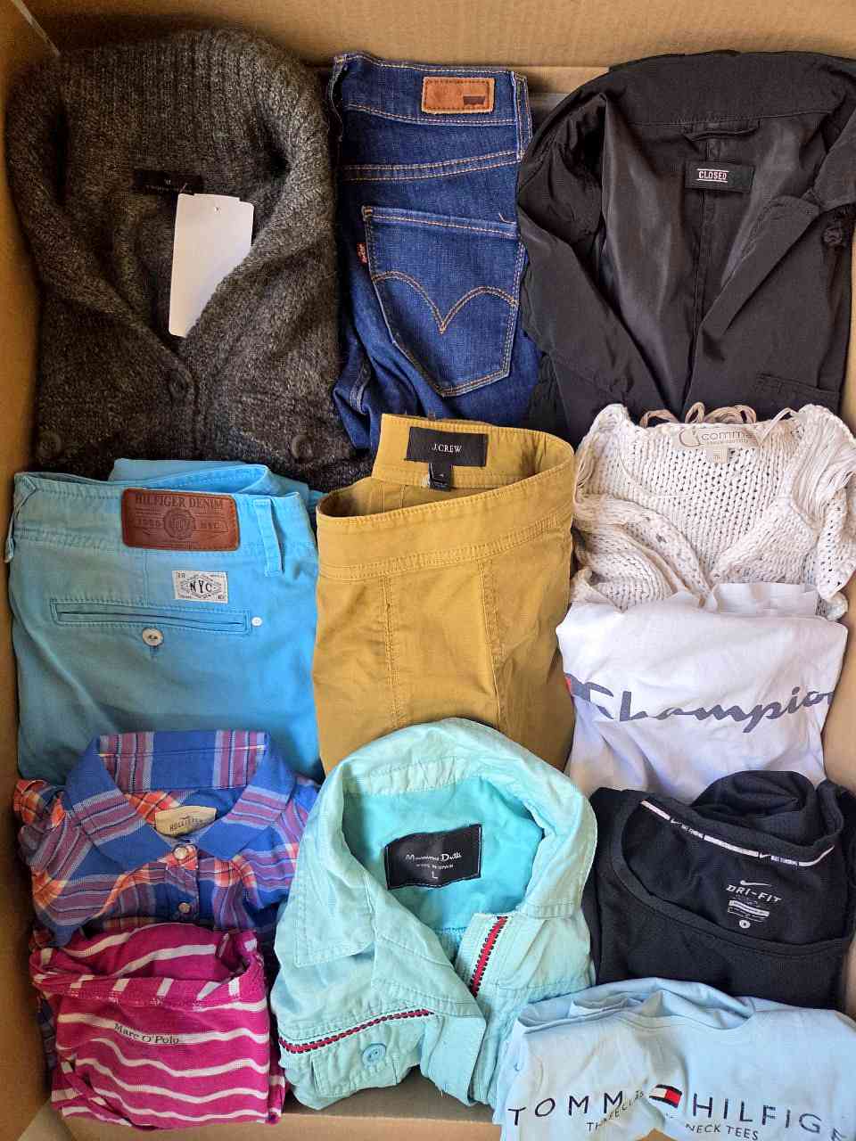 U1560 3 The photo shows a package with clothing in the category U.