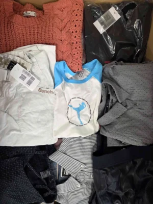The photo shows a package with clothing in the category U.