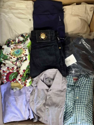 The photo shows a package with clothing in the category U.