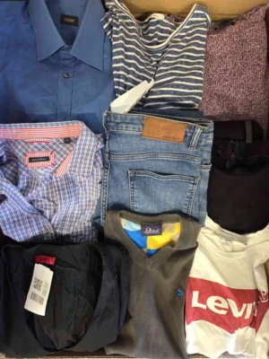 The photo shows a package with clothing in the category U.