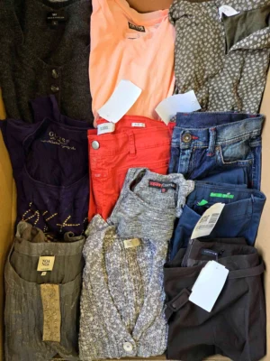 The photo shows a package with clothing in the category U.