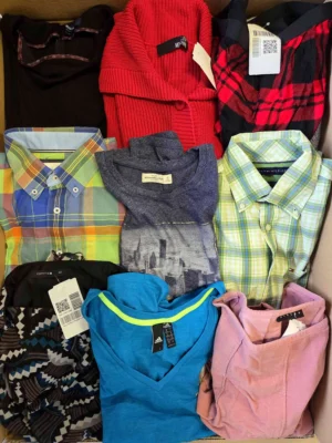 The photo shows a package with clothing in the category U.