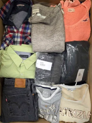The photo shows a package with clothing in the category U.