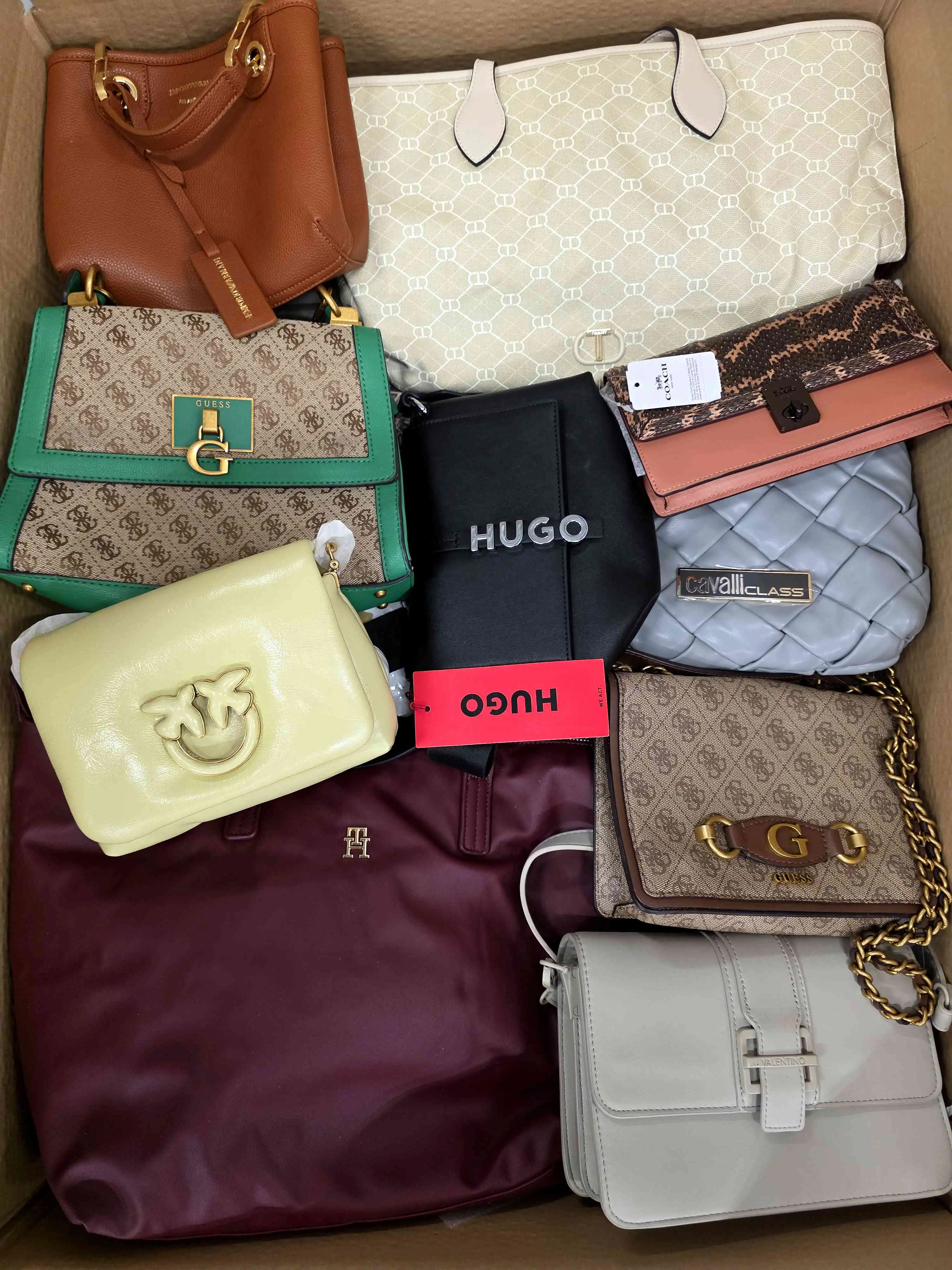 HB162 3 The picture shows a package with accessories in the category HB.