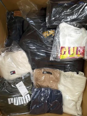 The photo shows a package with clothing in the category C.