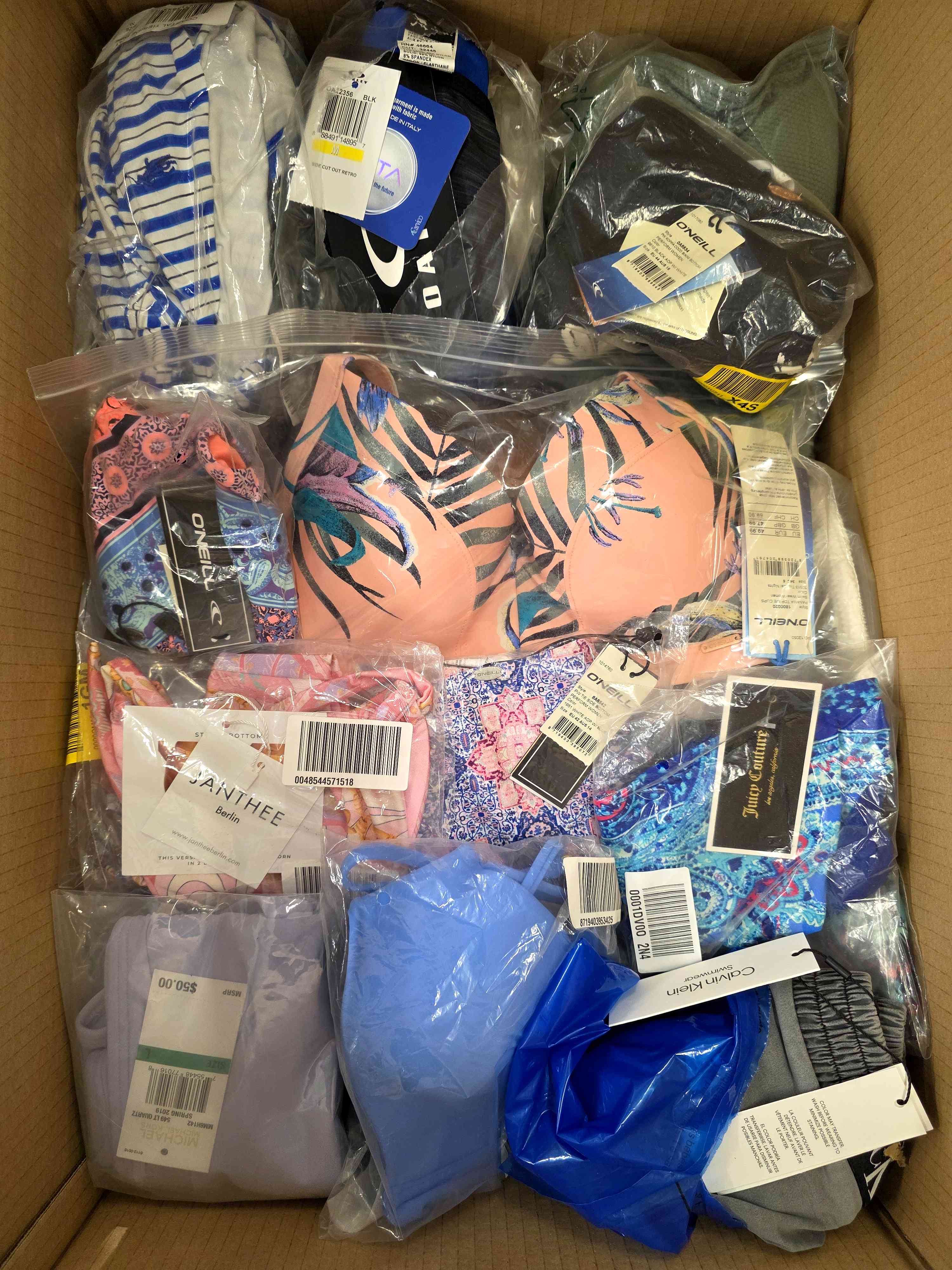 ABW167 3 The photo shows a package with clothing in the category ABW.