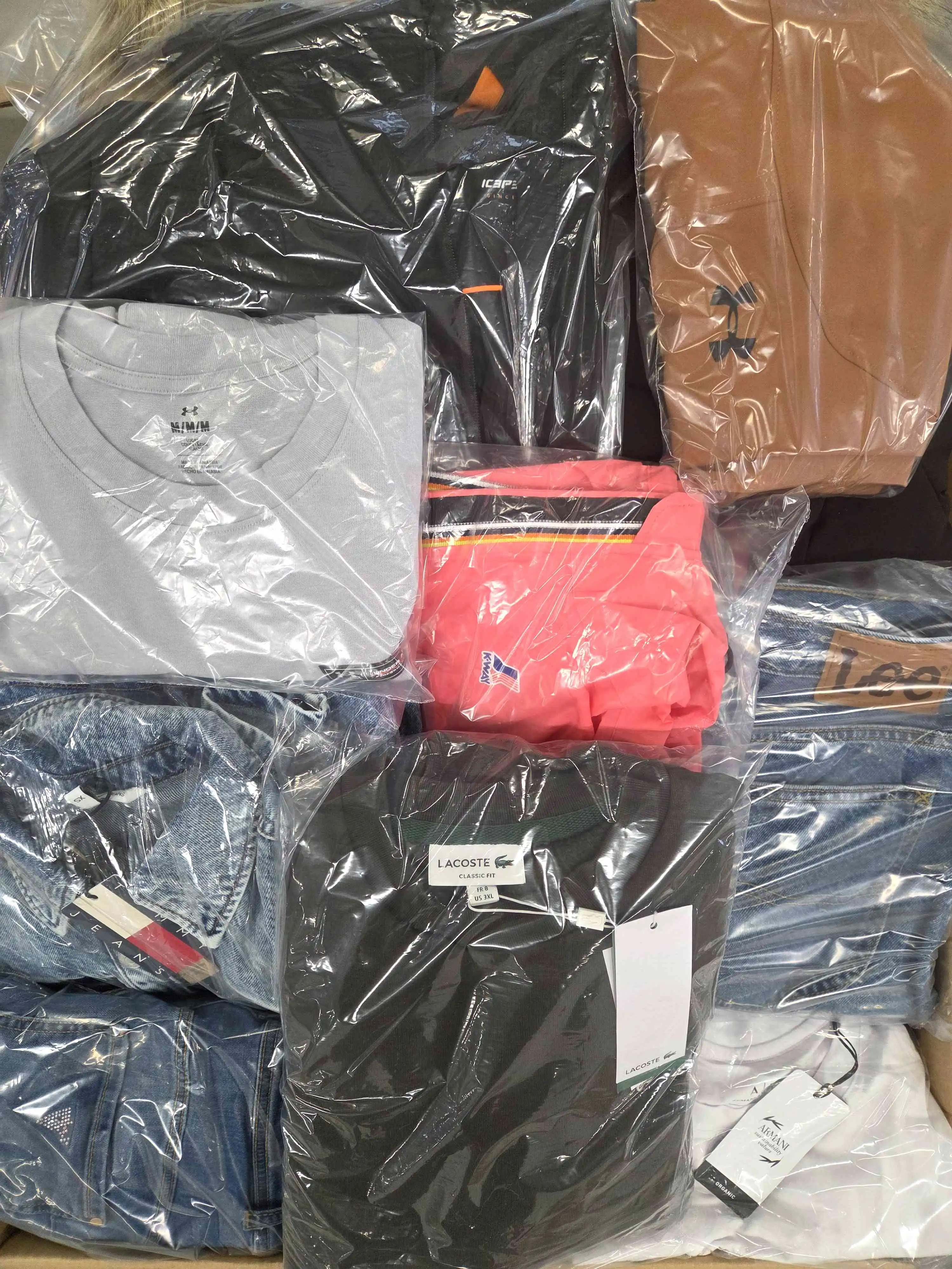 C1698 3 The photo shows a package with clothing in the category C.