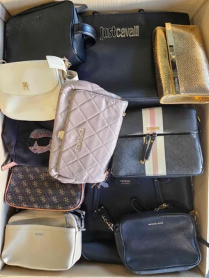 The picture shows a package with accessories in the category HD.