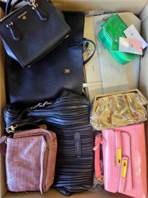 The picture shows a package with accessories in the category HD.