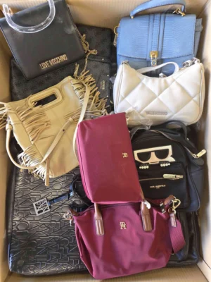 The picture shows a package with accessories in the category HD.