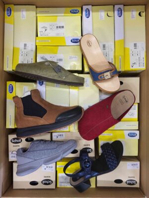 The photo shows a package with footwear in the category SM.