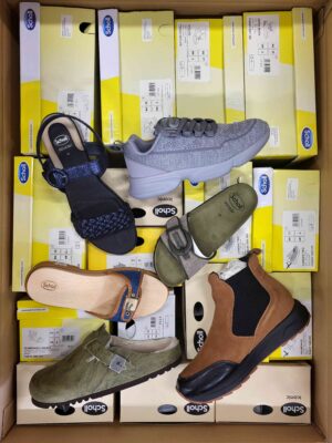 The photo shows a package with footwear in the category SM.