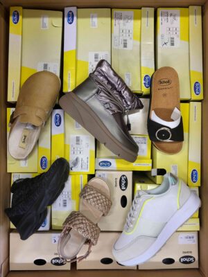 The photo shows a package with footwear in the category SM.