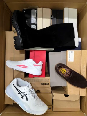 The photo shows a package with footwear in the category BS.