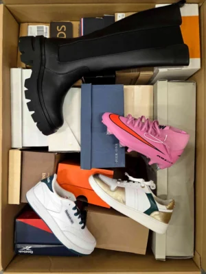 The photo shows a package with footwear in the category BS.