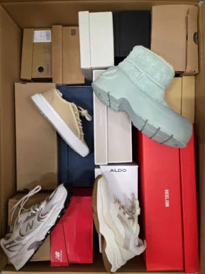 The photo shows a package with footwear in the category BS.