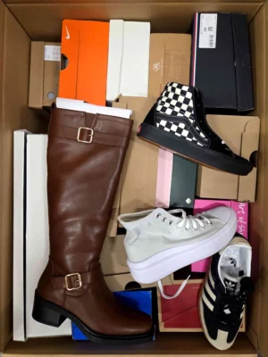 The photo shows a package with footwear in the category BS.