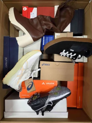 The photo shows a package with footwear in the category BS.