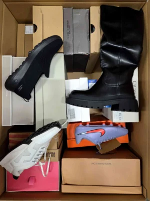 The photo shows a package with footwear in the category BS.