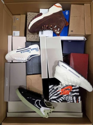 The photo shows a package with footwear in the category BS.