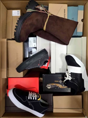 The photo shows a package with footwear in the category BS.