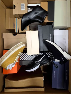 The photo shows a package with footwear in the category BS.