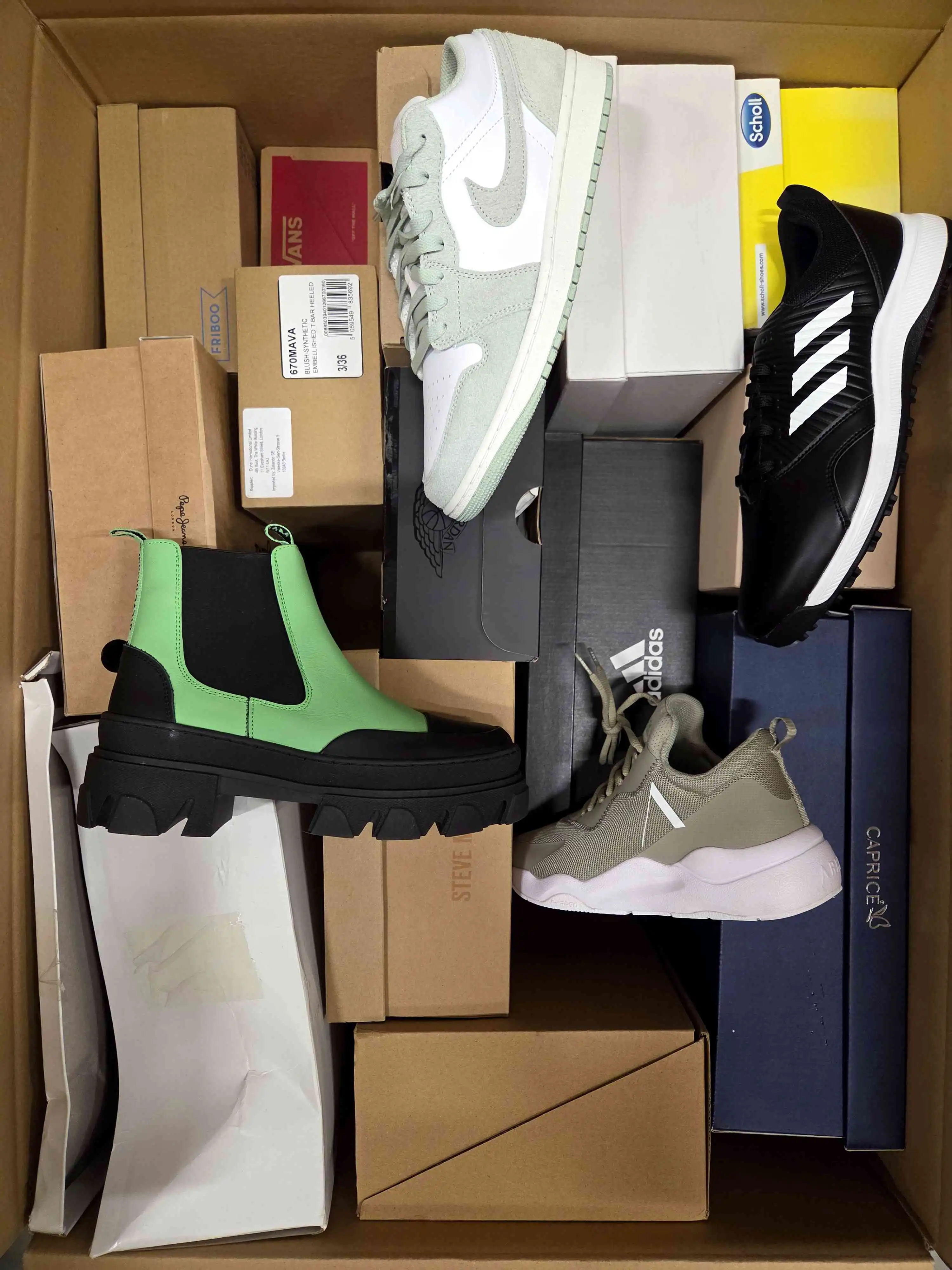 BS2313 3 The photo shows a package with footwear in the category BS.