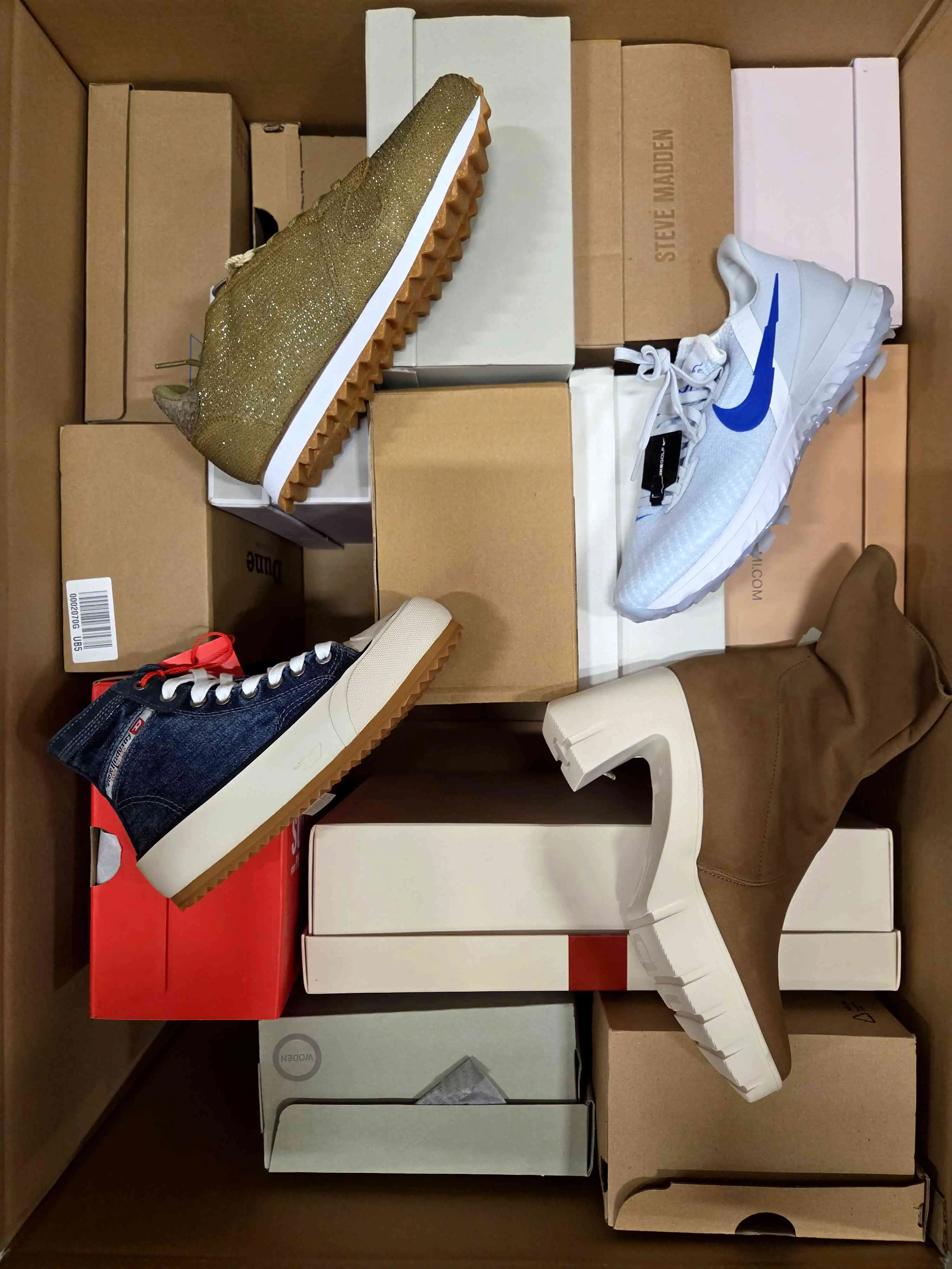 BS2314 3 The photo shows a package with footwear in the category BS.