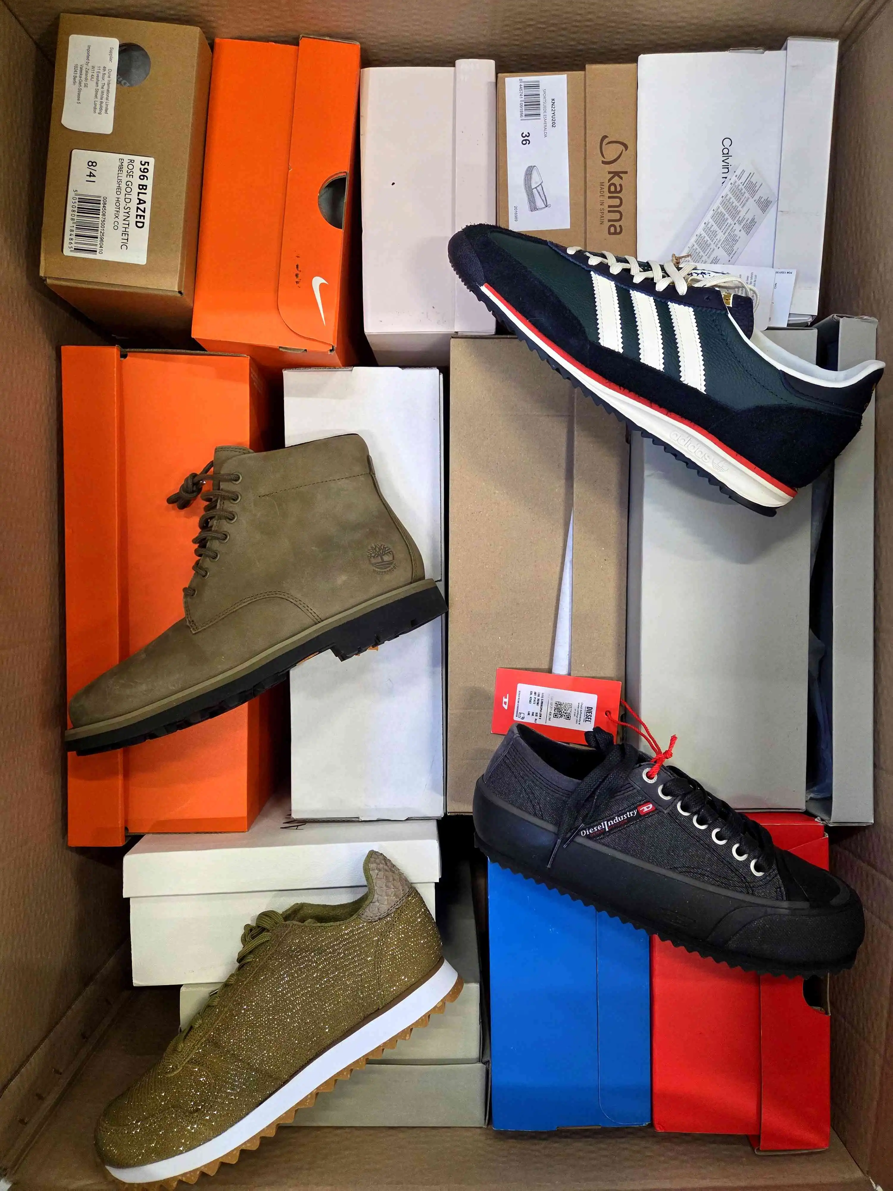 BS2319 3 The photo shows a package with footwear in the category BS.