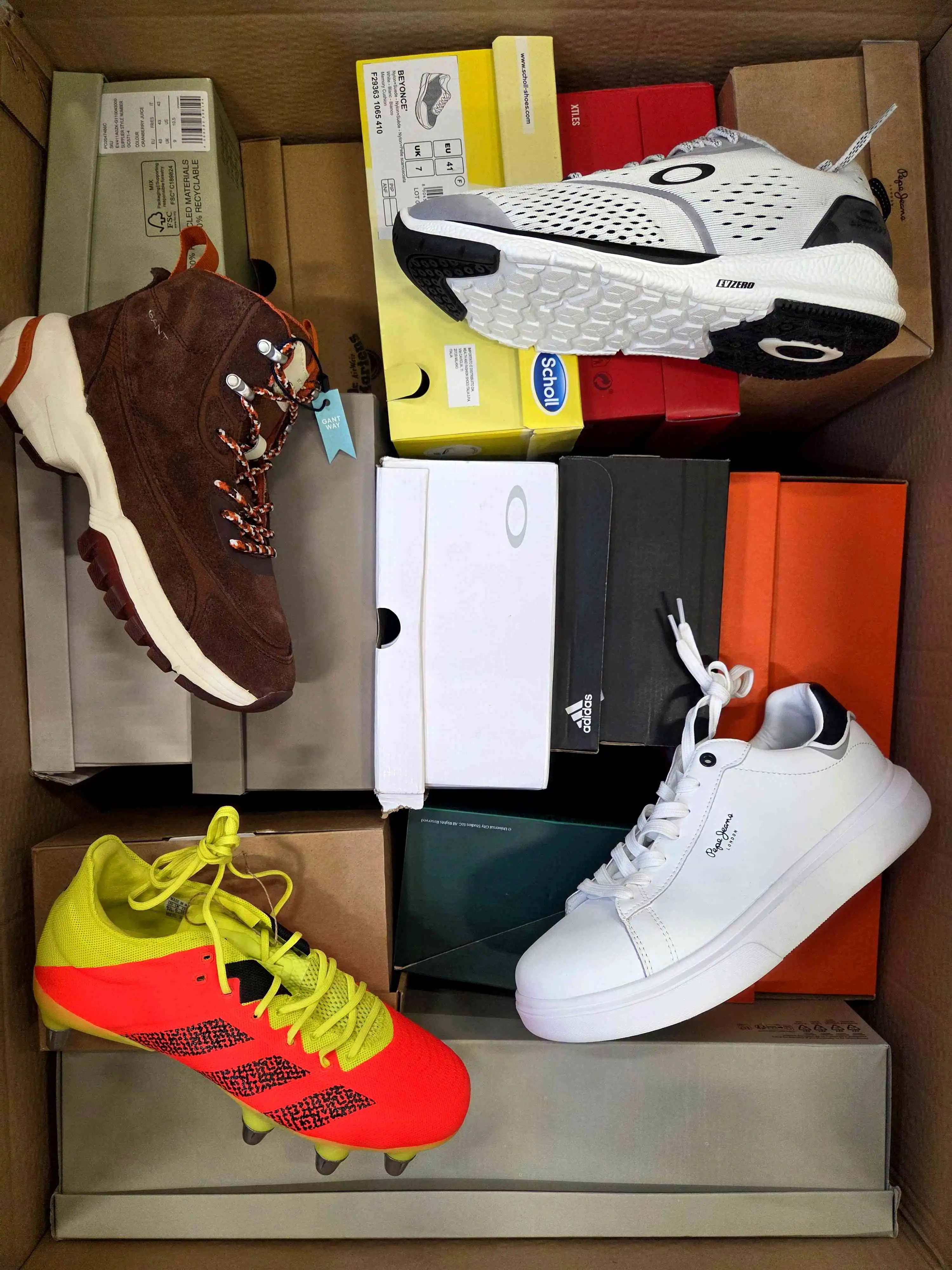 BS2320 3 The photo shows a package with footwear in the category BS.