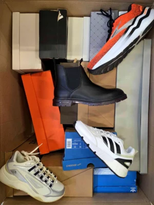The photo shows a package with footwear in the category BS.
