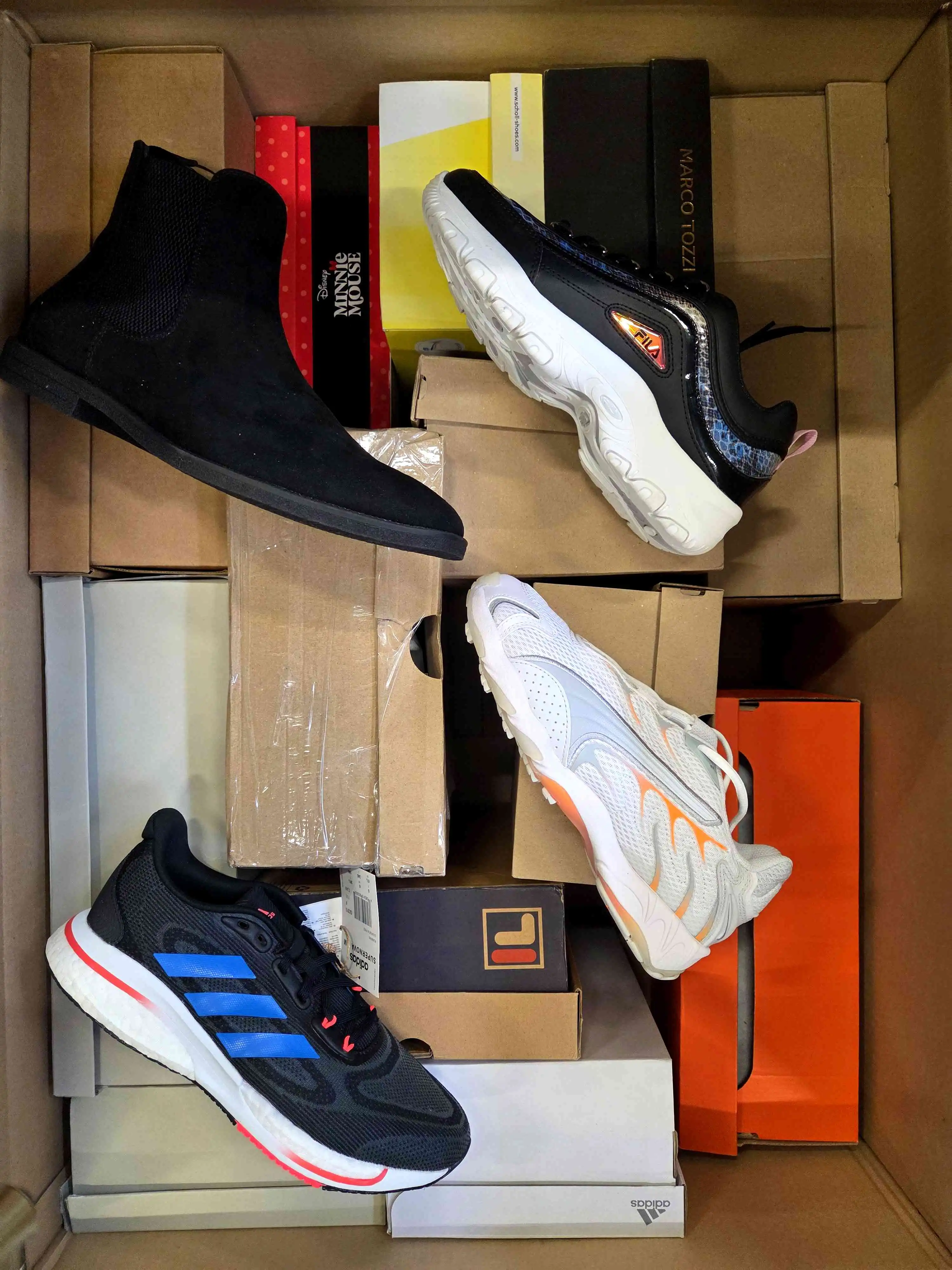 BS2331 3 The photo shows a package with footwear in the category BS.