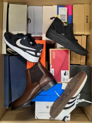 The photo shows a package with footwear in the category BS.