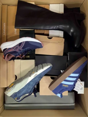 The photo shows a package with footwear in the category BS.