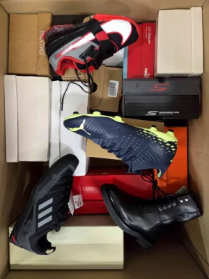 The photo shows a package with footwear in the category BS.