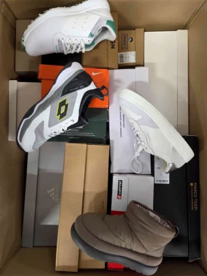 The photo shows a package with footwear in the category BS.