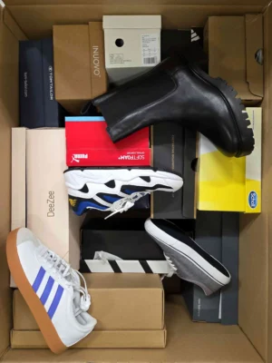 The photo shows a package with footwear in the category BS.
