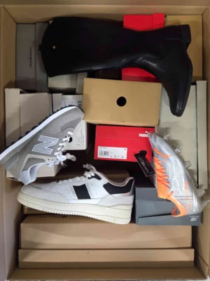 The photo shows a package with footwear in the category BS.