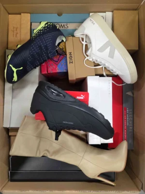 The photo shows a package with footwear in the category BS.