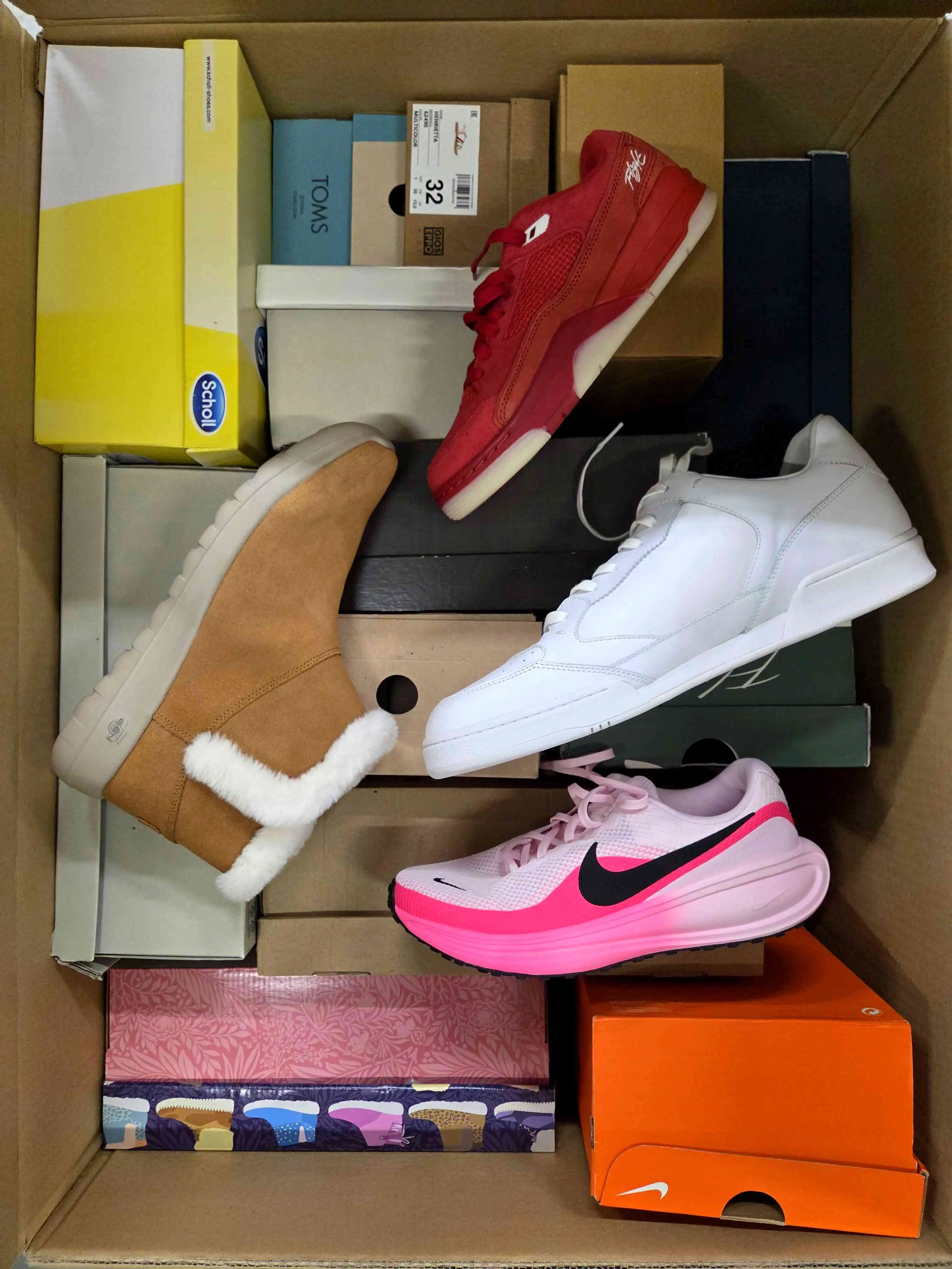 BS2518 3 The photo shows a package with footwear in the category BS.