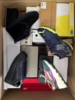 The photo shows a package with footwear in the category BS.