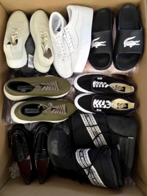 The photo shows a package with footwear in the category BSU.