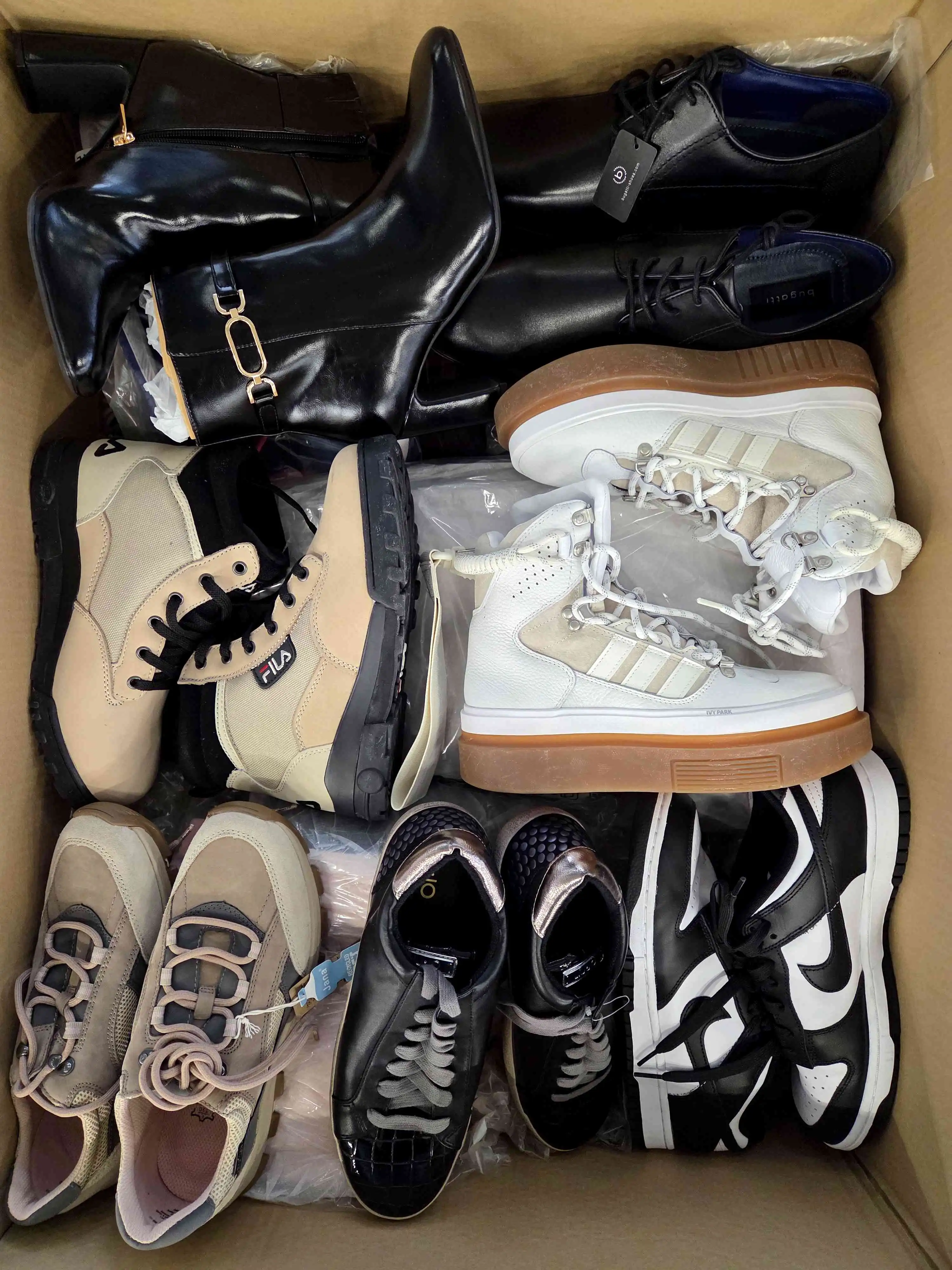 BSU262 3 The photo shows a package with footwear in the category BSU.